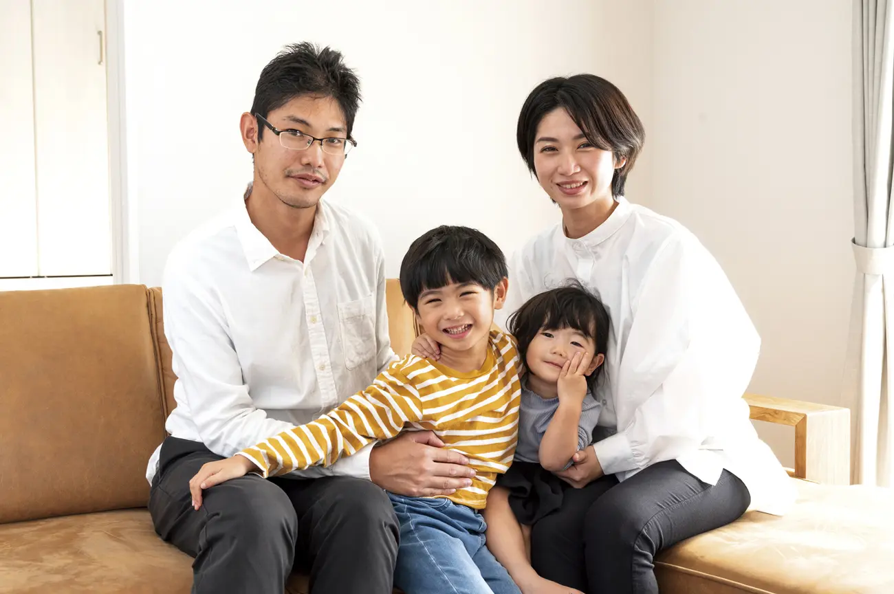キッチンカウンターはDIYで家族みんなで塗りました。「キッチン・ダイニングがカフェみたいでかっこいいね！」と褒められます